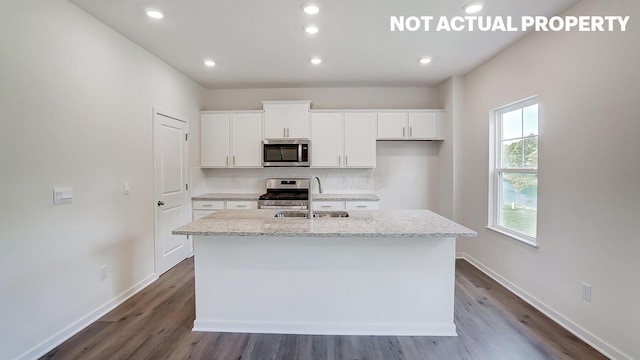786 Sunny Vale Dr, Delaware, OH 43015 - kitchen featuring a sink, stainless steel appliances, plenty of natural light, an island with sink, and recessed lighting