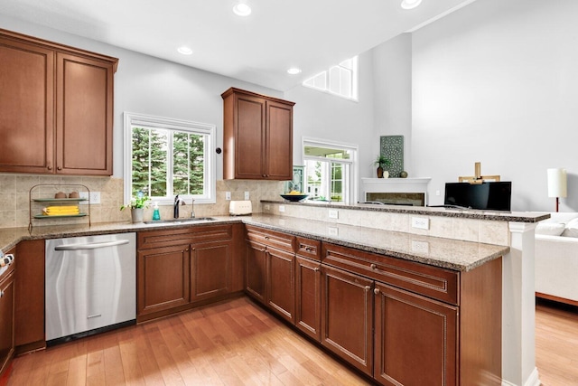 4724 Trademark Trl, Hilliard, OH 43026 - kitchen featuring dishwasher, a sink, a peninsula, light wood finished floors, and open floor plan