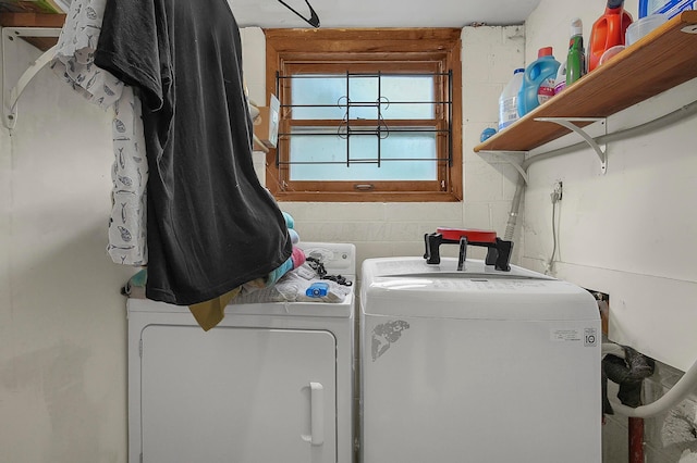 5990 Roselawn Ave, Columbus, OH 43232 - washroom featuring washing machine and dryer