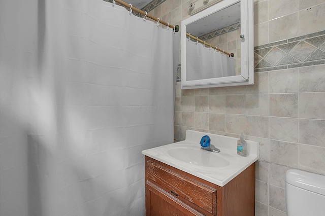 5990 Roselawn Ave, Columbus, OH 43232 - full bathroom featuring tile walls, vanity, toilet, and a shower with shower curtain