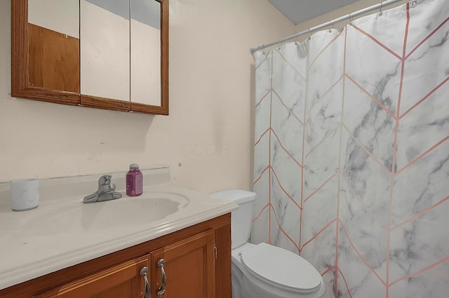 5990 Roselawn Ave, Columbus, OH 43232 - full bath with vanity, toilet, and curtained shower