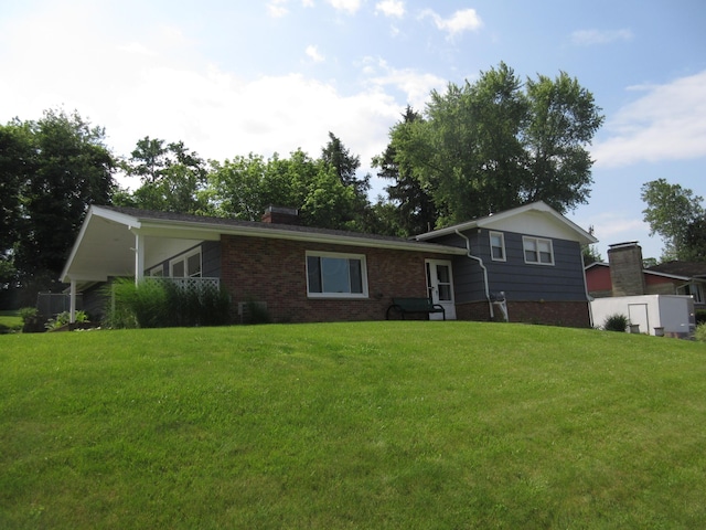 470 Beacon Rd, Newark, OH 43055 - split level home featuring a front yard, brick siding, and a chimney