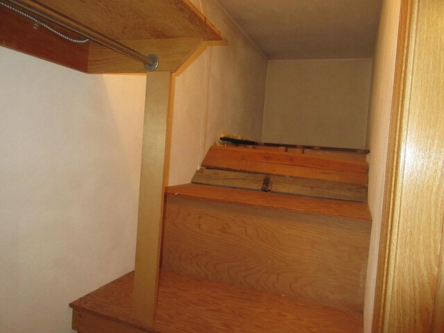 470 Beacon Rd, Newark, OH 43055 - view of staircase