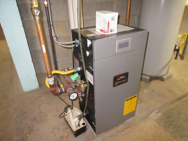 470 Beacon Rd, Newark, OH 43055 - utility room with gas water heater