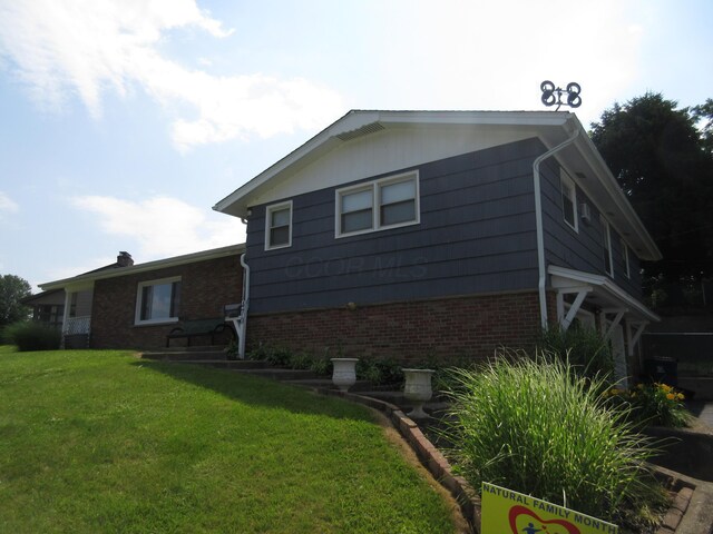 470 Beacon Rd, Newark, OH 43055 - view of side of home with brick siding and a yard
