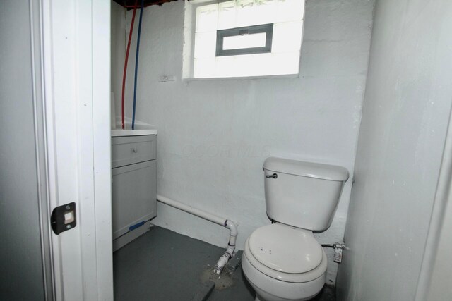 552 Southwood Ave, Columbus, OH 43207 - bathroom featuring toilet and vanity