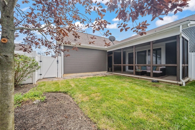 5508 Camlin Pl W Unit 48, Westerville, OH 43081 - view of yard featuring a gate, a sunroom, and an outdoor living space