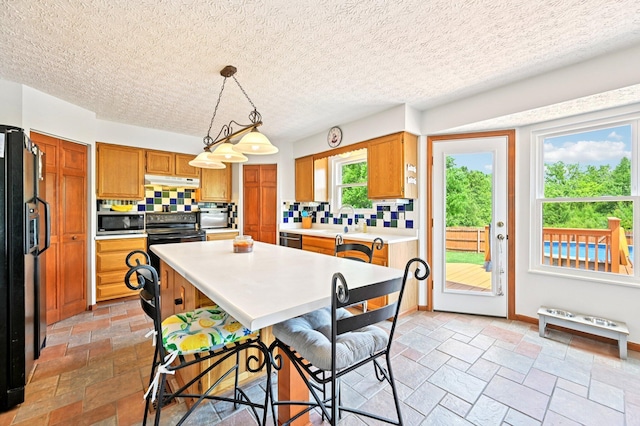 5138 Eastbend Dr, Canal Winchester, OH 43110 - kitchen with black appliances, under cabinet range hood, decorative backsplash, light countertops, and a textured ceiling