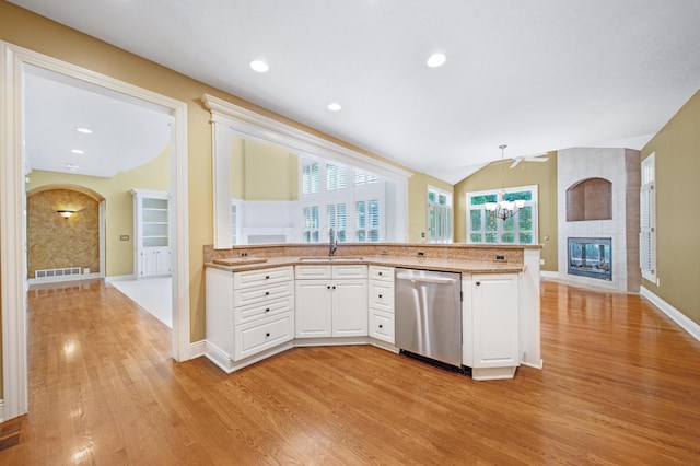 7788 Boylston Ct, Dublin, OH 43016 - kitchen with stainless steel dishwasher, light wood-type flooring, a chandelier, a peninsula, and lofted ceiling