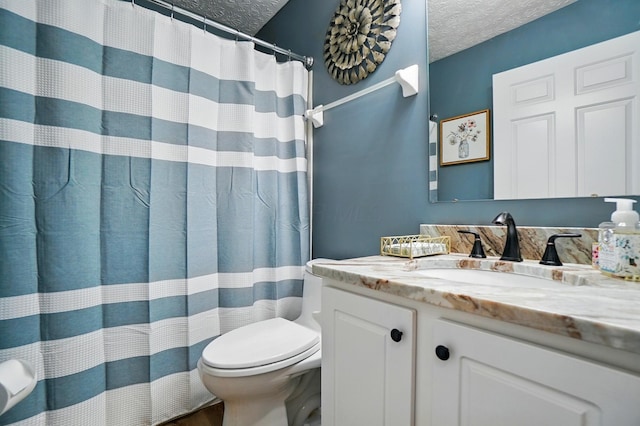 6235 Hampton Green Pl Unit 5B, Dublin, OH 43016 - full bath featuring a textured ceiling, vanity, wood finished floors, and curtained shower