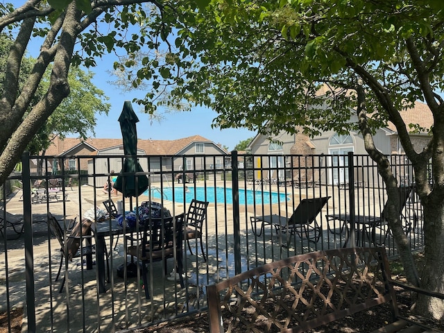 2328 Willowside Ln, Grove City, OH 43123 - community pool with a patio area