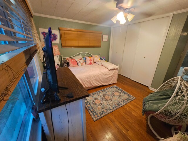 45 Shady Ln Unit 552On, Waverly, OH 45690 - bedroom featuring wood finished floors, ornamental molding, and a ceiling fan