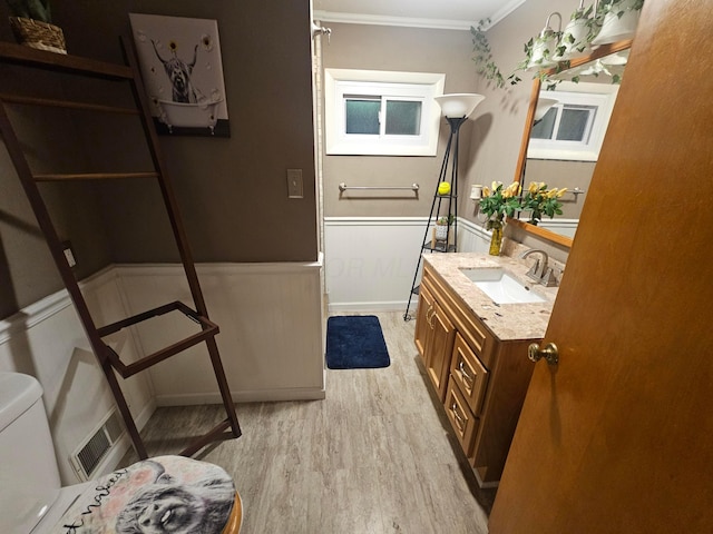 45 Shady Ln Unit 552On, Waverly, OH 45690 - bathroom with wood finished floors, vanity, ornamental molding, and a wainscoted wall