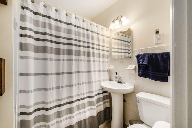 3064 Melva Ave, Columbus, OH 43224 - full bath with tile walls and curtained shower