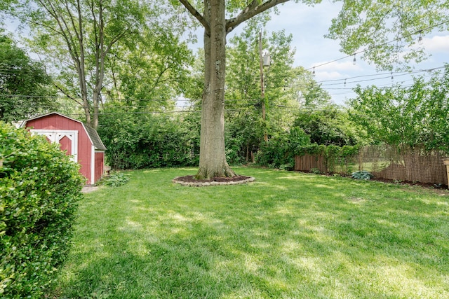 98 N Chesterfield Rd, Columbus, OH 43209 - view of yard featuring a storage shed
