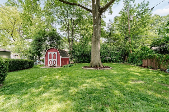 98 N Chesterfield Rd, Columbus, OH 43209 - view of yard featuring a storage unit