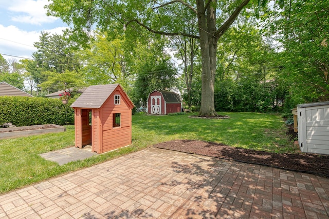 98 N Chesterfield Rd, Columbus, OH 43209 - view of patio featuring a shed and view of wooded area