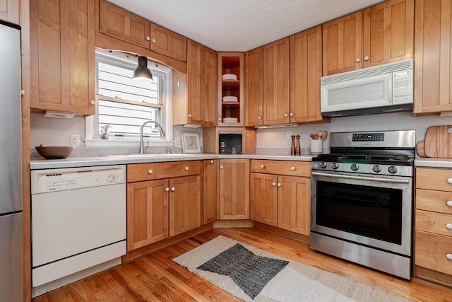 98 N Chesterfield Rd, Columbus, OH 43209 - kitchen with appliances with stainless steel finishes, light countertops, and light wood-type flooring