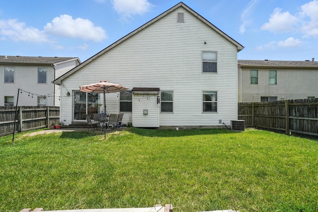 906 Linkfield Dr, Columbus, OH 43085 - rear view of house with a fenced backyard