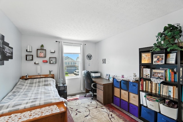 906 Linkfield Dr, Columbus, OH 43085 - bedroom featuring light wood-type flooring, a textured ceiling, and a desk