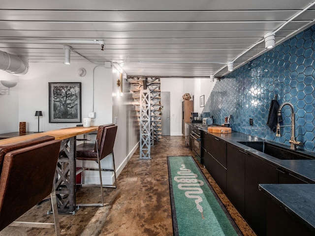 60 E Spring St Unit 214, Columbus, OH 43215 - bar featuring concrete floors, double oven range, and tasteful backsplash