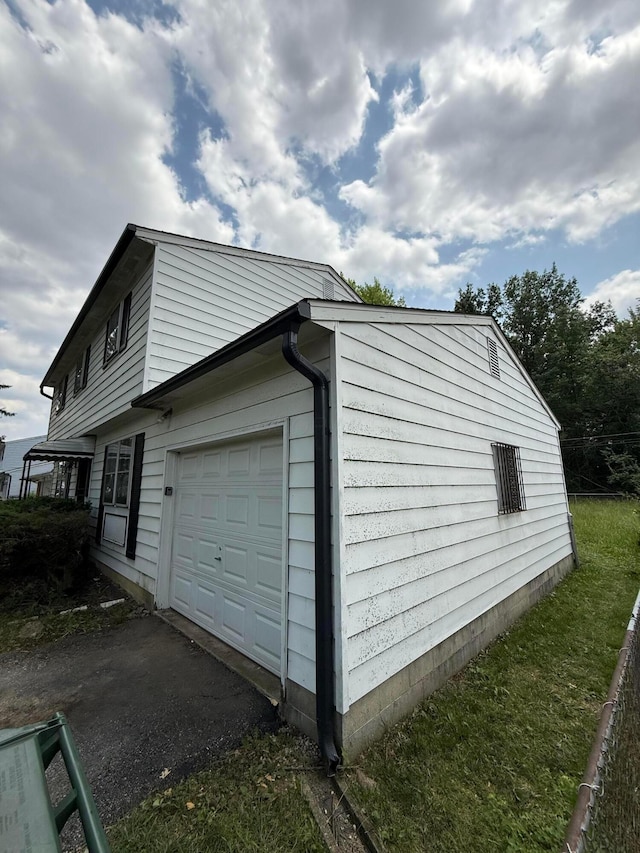 3391 Compton Dr, Columbus, OH 43219 - view of side of home with asphalt driveway and a garage