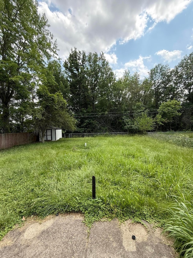 3391 Compton Dr, Columbus, OH 43219 - view of yard featuring a shed