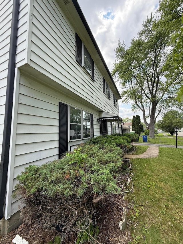 3391 Compton Dr, Columbus, OH 43219 - view of property exterior with a lawn