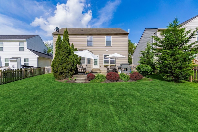 9188 Colonial Commons Dr, Columbus, OH 43240 - back of property with a patio and a fenced backyard