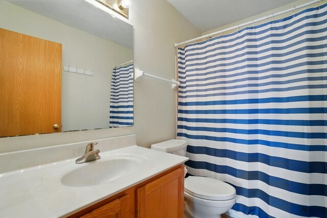 8578 Bivouac Pl, Galloway, OH 43119 - bathroom featuring vanity and a shower with curtain