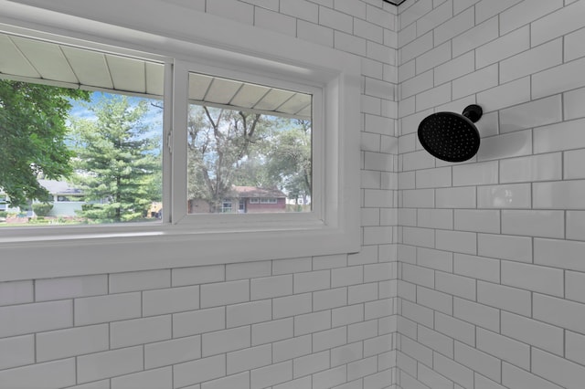 2870 Hamilton Ave, Columbus, OH 43224 - bathroom with tiled shower