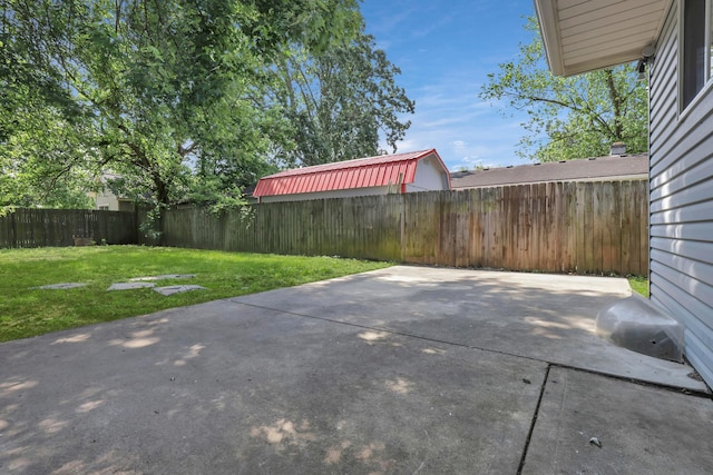 2870 Hamilton Ave, Columbus, OH 43224 - fenced backyard featuring a patio area