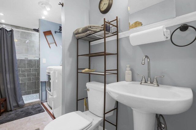 568 Swackhammer Rd, Circleville, OH 43113 - full bathroom featuring a stall shower and washing machine and clothes dryer