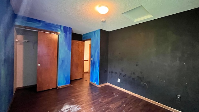 1080 Oxford Dr N, Pataskala, OH 43062 - unfurnished bedroom with wood finished floors, a textured ceiling, and a closet
