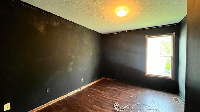 1080 Oxford Dr N, Pataskala, OH 43062 - unfurnished room with wood finished floors and a textured ceiling