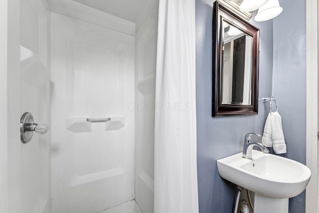 264 W High St, Mount Gilead, OH 43338 - full bath featuring a sink and shower / bathtub combination with curtain