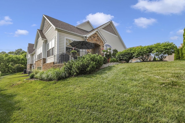 5685 Slater Rdg, Hilliard, OH 43026 - view of side of property with a lawn and stone siding