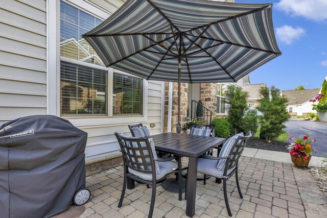 5685 Slater Rdg, Hilliard, OH 43026 - view of patio featuring outdoor dining space and area for grilling