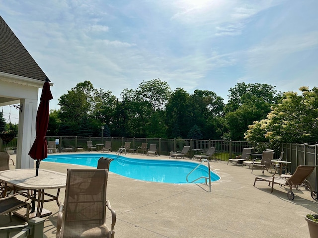 5685 Slater Rdg, Hilliard, OH 43026 - community pool featuring a patio