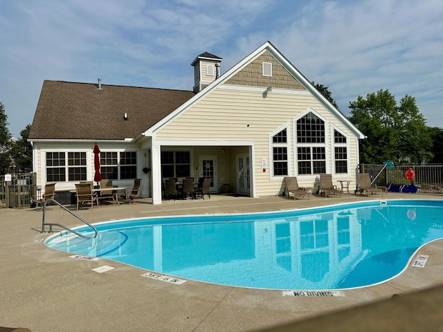 5685 Slater Rdg, Hilliard, OH 43026 - community pool with a patio