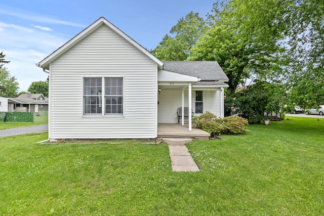 972 Weiant Ave, Newark, OH 43055 - bungalow-style home featuring covered porch, a front lawn, and a shingled roof