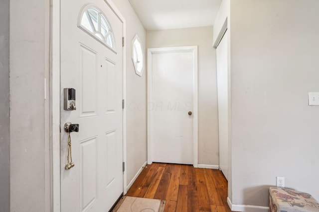 921 Harbinger Cir E, Columbus, OH 43213 - entryway featuring wood finished floors and baseboards