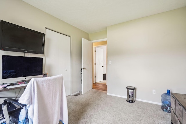 921 Harbinger Cir E, Columbus, OH 43213 - home office with carpet and baseboards