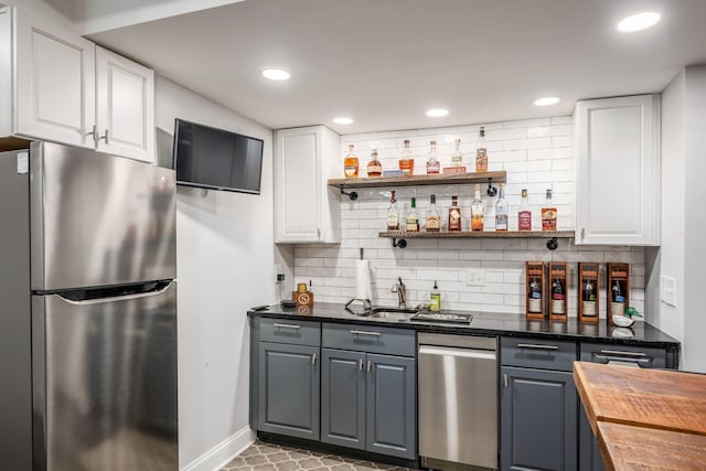 7212 New Albany Links Dr, New Albany, OH 43054 - indoor wet bar featuring appliances with stainless steel finishes, tasteful backsplash, and recessed lighting