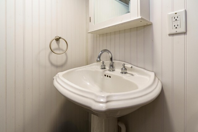 33 E Frankfort St, Columbus, OH 43206 - bathroom featuring a sink