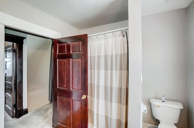 573 E Mithoff St, Columbus, OH 43206 - full bathroom featuring toilet and a shower with shower curtain