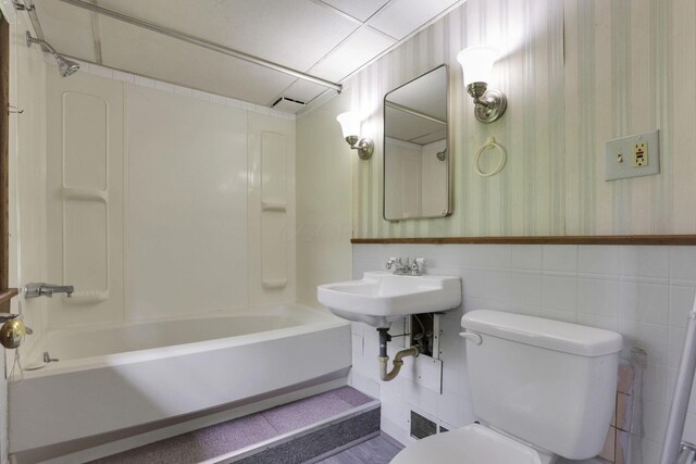 2083 Welsh Hills Rd, Granville, OH 43023 - full bath with tub / shower combination, wallpapered walls, and a wainscoted wall