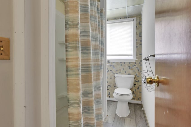 2083 Welsh Hills Rd, Granville, OH 43023 - full bathroom featuring toilet and tile walls