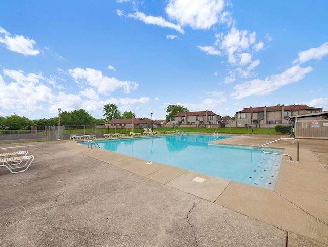 865 Westbury Ln S Unit 12B, Columbus, OH 43228 - community pool with a patio area