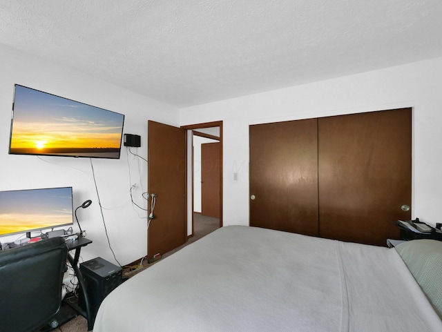 865 Westbury Ln S Unit 12B, Columbus, OH 43228 - bedroom with a closet and a textured ceiling